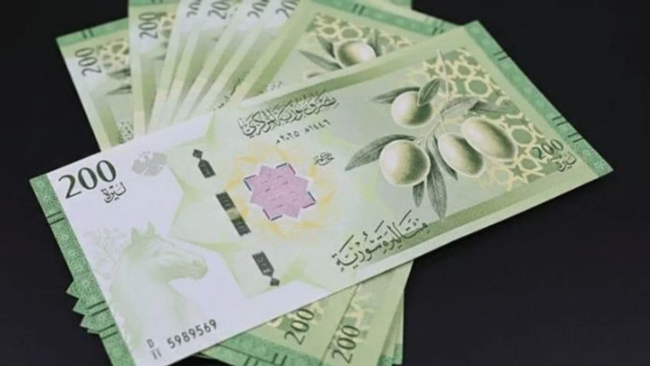 تراجع متجدد في قيمة الليرة السورية مقابل الدولار خلال تعاملات يوم الجمعة